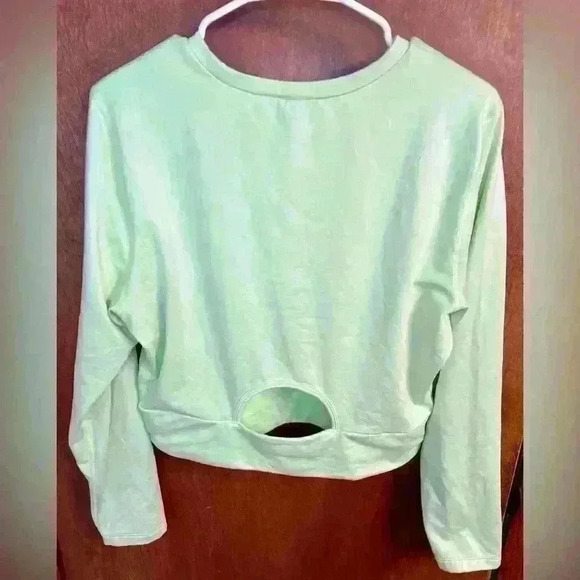 Old Navy cropped active top - Picture 2 of 4